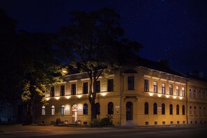 Fachada do alojamento (tarde/noite)