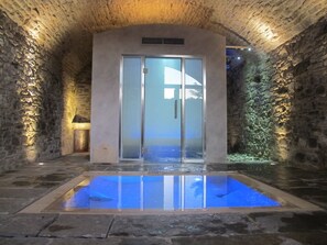 Indoor spa tub