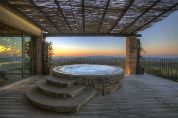 Outdoor spa tub