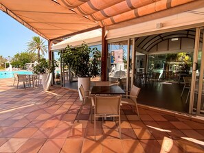 Poolside bar