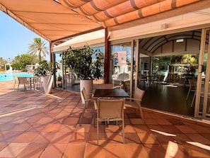 Bar accanto alla piscina