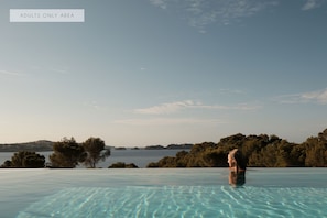 Infinity-Pool