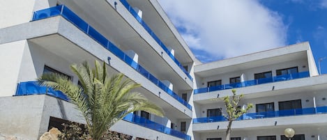 Vista frontal de la propiedad
