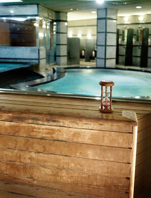 Indoor spa tub