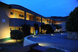 Fassade der Unterkunft – Abend/Nacht