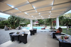 Bar vid poolen