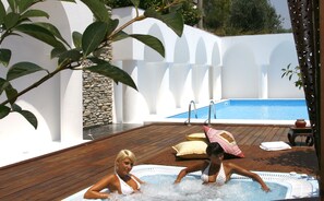 Outdoor spa tub