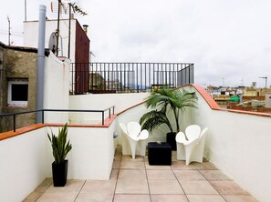 Terraço com espreguiçadeiras
