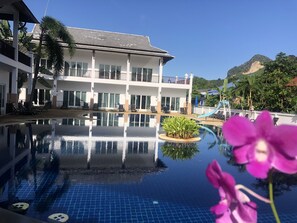 Swim-up bar