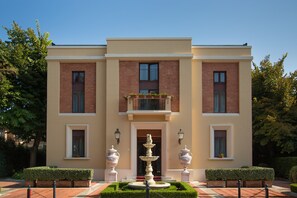 Vista frontal de la propiedad