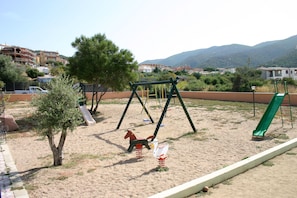 Children’s play area – outdoor
