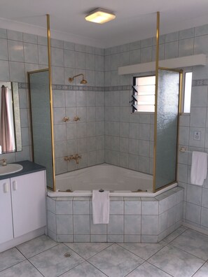 Deep soaking bathtub