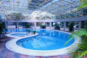 Indoor spa tub