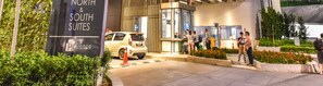 施設の正面 (日没後)