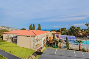 Vista frontal de la propiedad