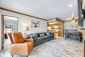 Living Room | Full Sleeper Sofa | Cable TV | Free WiFi | Gas Fireplace