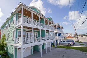 Pirate Queens is a lovely duplex!
