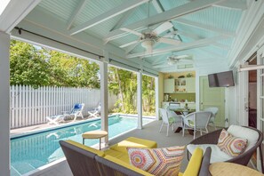 Lovely lanai with television /outdoor bar area