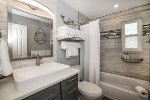 2 full-size towels, 1 beach towels, 1 hand towels & 1 wash towel per guest.