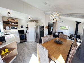 Open plan kitchen/dining