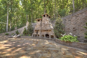 Back yard patio with fireplace and pizza oven