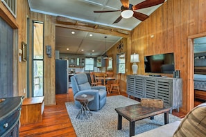 Living Room | Free WiFi | Cable TV | Central A/C & Heat