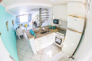 Cozinha americana e sala de estar e jantar