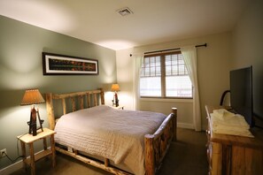 Master Bedroom with Queen bed in Riverside Vacation Condo