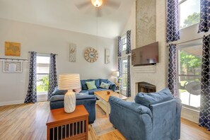 Living Room | Sleeper Sofa | Free WiFi