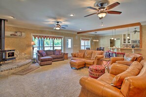 Living Room | Central A/C & Heating | Cable TV | Free WiFi