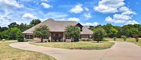 Lindale Vacation Rental | 5BR | 2.5BA | Step-Free Access | 4,300 Sq Ft