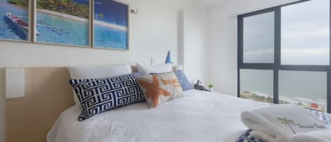 Quarto principal vista para o mar /cama queen/ama auxiliar/ar/tv/rede