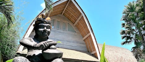 Balinese " lumbung " old style wooden structure villa