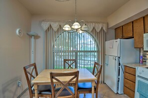 Dining Area | Dishware/Flatware Provided