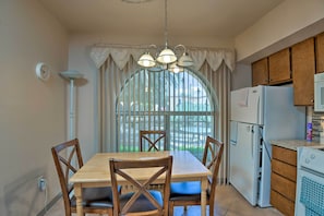 Dining Area | Dishware/Flatware Provided