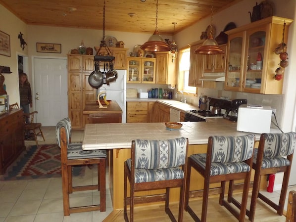 Kitchen and breakfast bar. Great for families and friends to gather .