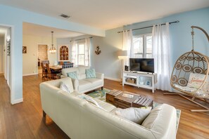 Living Room | Flat-Screen TV