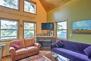 Living Room | Free WiFi | Central A/C & Heating
