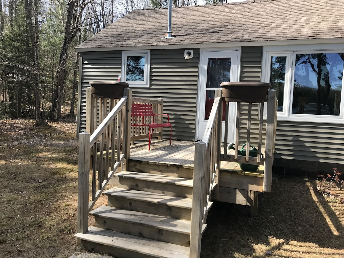 Rustic Cottage on lake Swim,Fish,boat,Fireplace,Pictured Rocks!