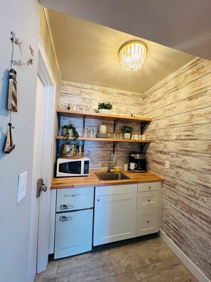 Renovated kitchenette w mini fridge/freezer, microwave, toaster & coffee machine