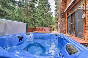 Private Hot Tub | Deck | Outdoor Dining