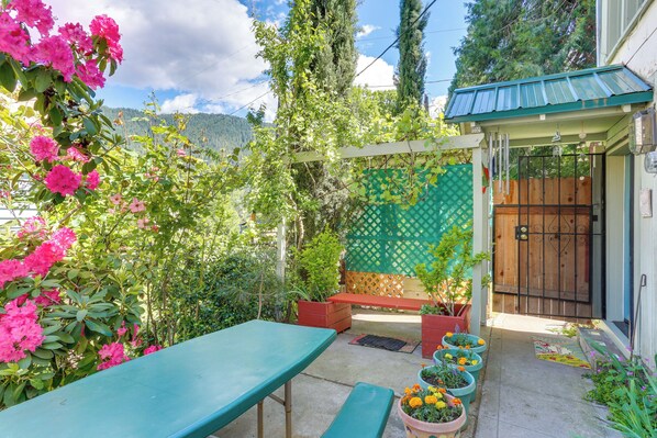 Dunsmuir Vacation Rental | 1BR | 1BA | 600 Sq Ft | Step-Free Access