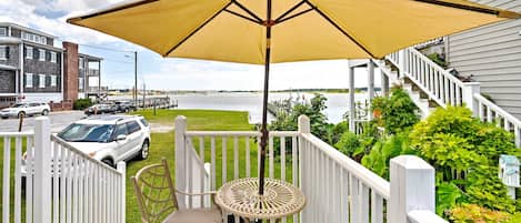 Swansboro Vacation Rental | Studio | 1BA | 1,200 Sq Ft | Stairs Required