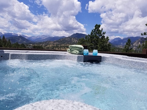 Hot tub on upper deck. Views all around! 