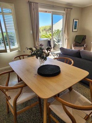 Dining for 4 inside or out