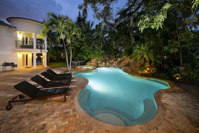 Beautiful 7 Bedroom Villa with Pool + Jacuzzi, & Movie Theater! Fits 16!  