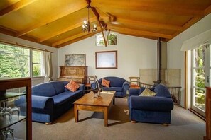 Mahaanui Cottage Lounge