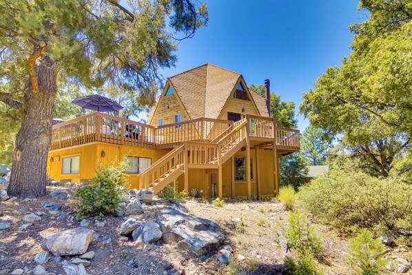 Pine Mountain Club Vacation Rental Cabin | 3BR | 3BA | Stairs Required
