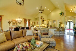 Living Room | Gas Fireplace