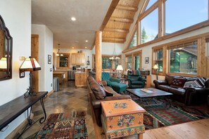 Living Room Mountain View Estates 2 - Vivid Vacation Rentals - Spacious Living Room with large gas fireplace, 42 inch flat panel smart tv and access to private deck with plumbed gas bbq and private hot tub. Mountain View Estates 2 - Vivid Vacation Rentals